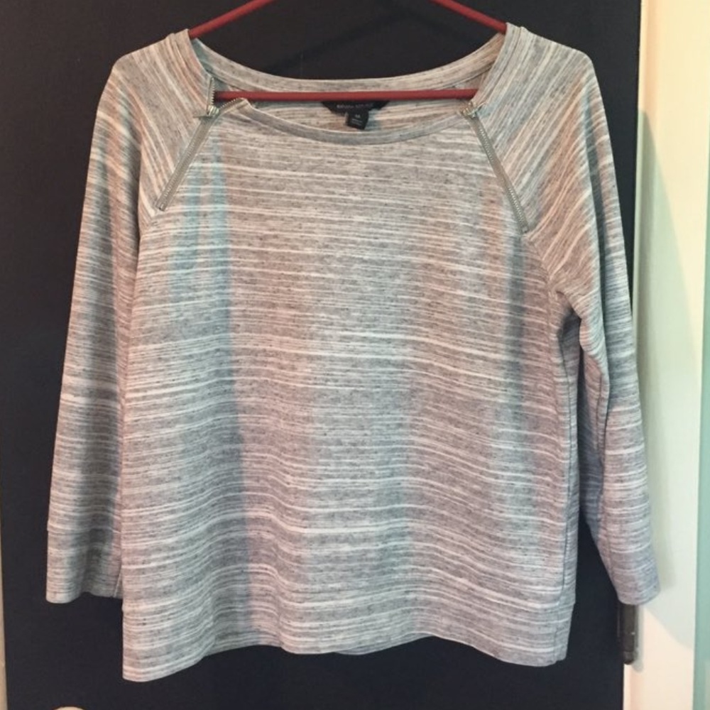 GRAY AND WHITE TOP FROM BANANA REPUBLIC SIZE MED!!